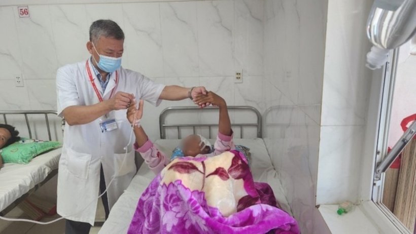 Bác sĩ CKII Huỳnh Như Đồng - Trưởng Khoa Ngoại thần kinh Bệnh viện Đa khoa vùng Tây Nguyên thăm khám cho bệnh nhân sau phẫu thuật. Ảnh: Sức Khỏe & Đời Sống