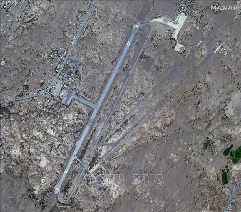 Hiện trường một vụ không kích nhằm vào sân bay Hodeida, Yemen, ngày 12/1/2024. Ảnh: AFP/TTXVN