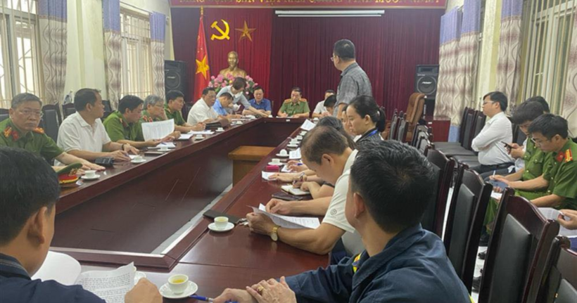 Lãnh đạo Bộ Công an cùng lãnh đạo Thành ủy, UBND thành phố Hà Nội chỉ đạo các lực lượng chức năng tổ chức công tác chữa cháy và CNCH. (Ảnh: Bộ Công an)