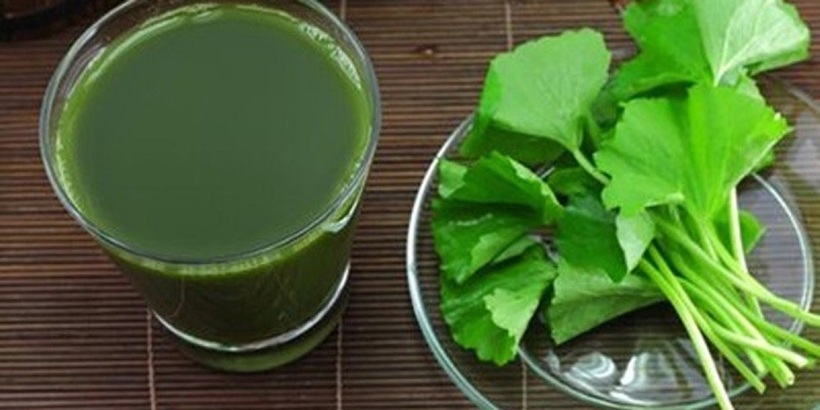Ăn đồ nếp cùng với một cốc nước mát sẽ giúp hạn chế nóng trong người