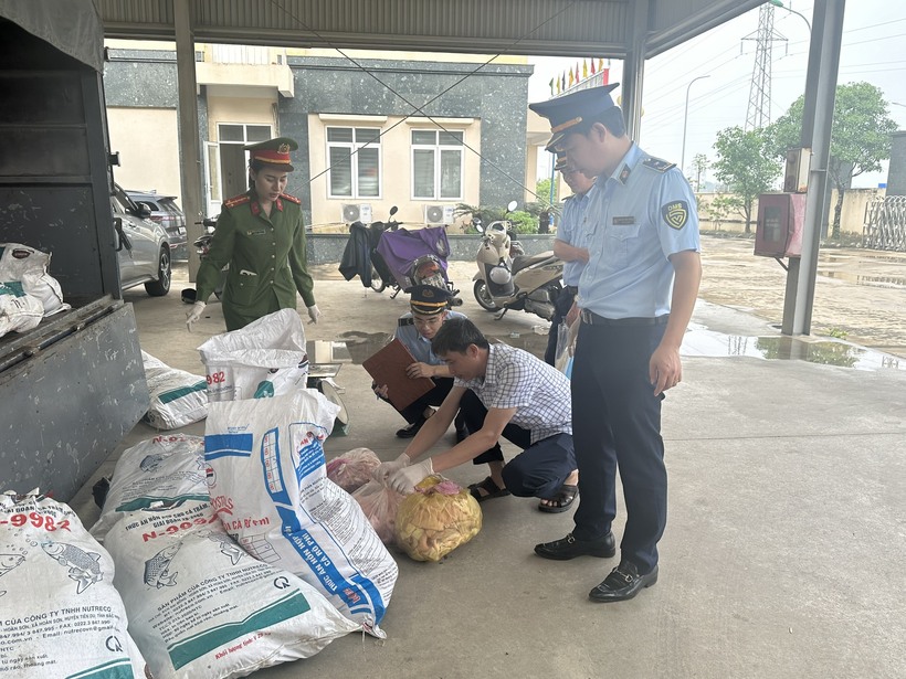 Lực lượng chức năng kiểm tra số hàng hóa vi phạm.