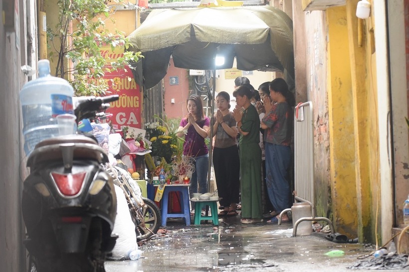 Ngày 25/5, Hà Nội mưa nhỏ, nhưng nhiều người từ khắp các nơi vẫn đổ về đây để thắp nén hương cho những nạn nhân xấu số không may gặp nạn trong vụ cháy. Ảnh: Tiền Phong