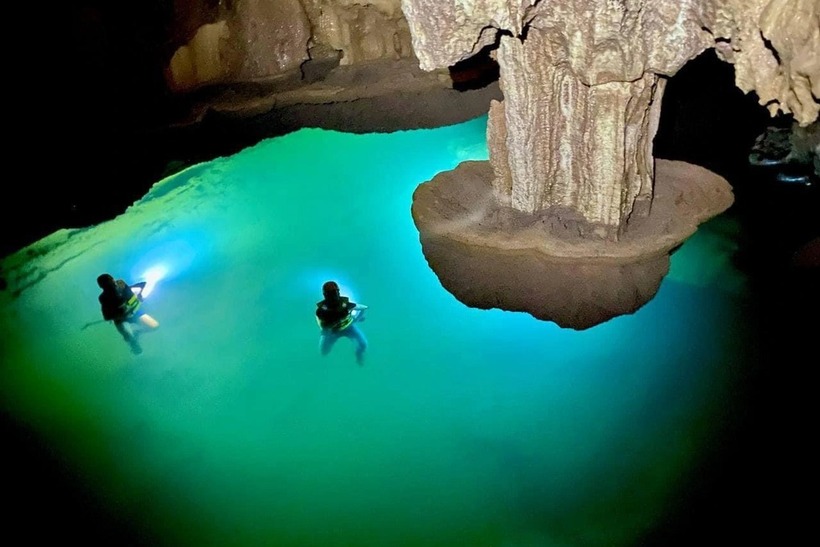 Hồ nước trong hang Thung có diện tích bề mặt khoảng 100m2, bao quanh là các cột thạch nhũ, nằm cách cửa hang khoảng 1km. (Ảnh: Jungle Boss)