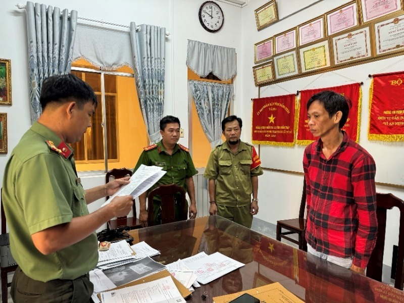 Cơ quan An ninh điều tra tống đạt quyết định tạm giữ hình sự đối với Trần Phước Thành. Ảnh: CAND