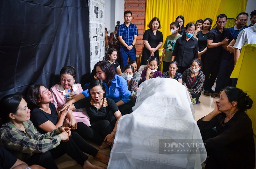 Người thân đau đớn tột cùng bên linh cữu chị V.T.L sau khi được đưa về quê nhà. Ảnh: Dân Việt