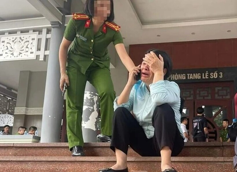 Bà Trần Thị Thúy, mẹ của em Khải khóc nấc trên bậc thang của nhà tang lễ quận Cầu Giấy. Ảnh: Báo Dân trí.