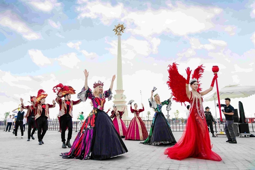 Hơn 5.000 khách mời vỡ òa cảm xúc trước cam kết “chăm sóc trọn đời” của Vinhomes - 9