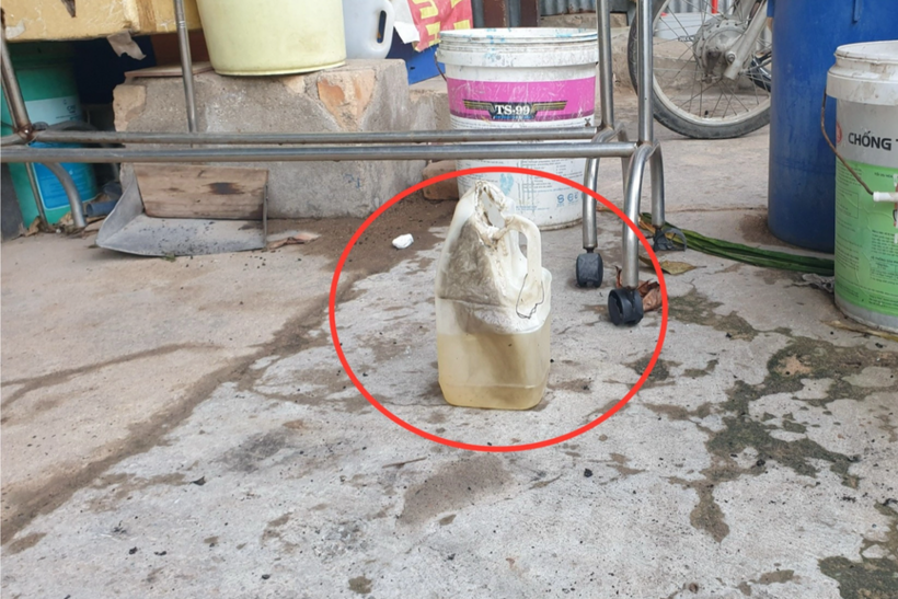 Can xăng nghi bà H. đổ lên người. Ảnh: Dân Trí.