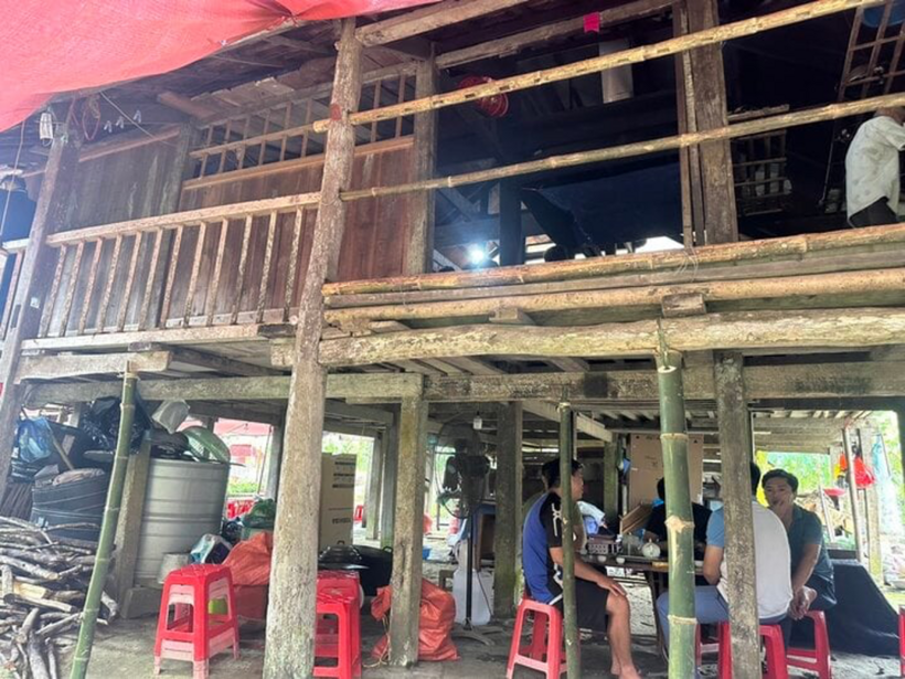 Gia đình anh Tân có hoàn cảnh khó khăn, cả nhà sống trong căn nhà sàn đơn sơ nằm dưới chân đồi. Ảnh: VTCnews.