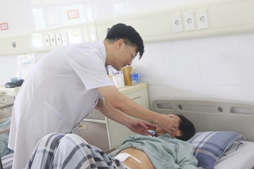 Bác sĩ Nguyễn Văn Dũng tư vấn cho người bệnh sau phẫu thuật. (Ảnh: Bệnh viện)