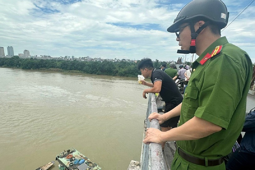 Lực lượng chức năng đang tích cực tìm kiếm người nghi nhảy cầu Long Biên. Ảnh: Vietnamnet