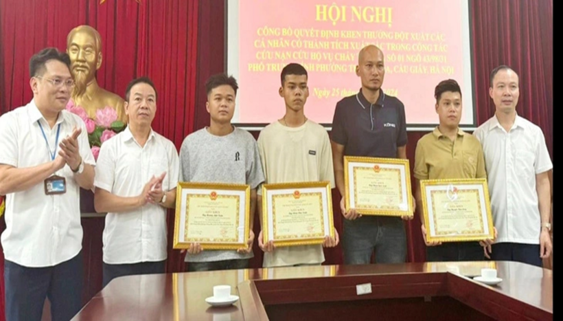 4 cá nhân được UBND quận Cầu Giấy khen thưởng vì có hành động dũng cảm cứu người trong hỏa hoạn. Ảnh: Tuổi trẻ.