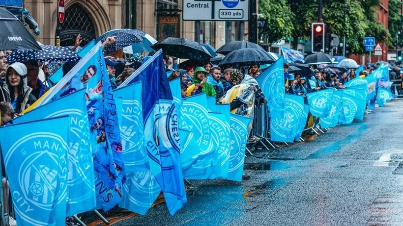 Dẫu vừa thất bại trước MU tại trận chung kết FA CUP, Tuy nhiên với những gì Man City đã thể hiện họ xứng đáng được công nhận với một lễ diễu hành hoành tráng. Người hâm mộ đội chủ sân Etihad cũng đã bất chấp thời tiết khắc nghiệt để cùng chung vui với các cầu thủ trong lễ diễu hành từ Bảo tàng Bóng đá Quốc gia đến sân khấu lớn bên ngoài khách sạn Hilton ở Deansgate.