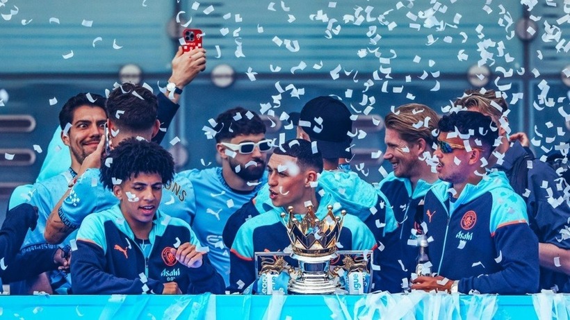 Màn diễu hành của Man City trùng với thời điểm thành phố tổ chức giải chạy Great Manchester Run với hơn 25.000 người tham dự, trong đó có nhiều chân chạy nổi tiếng, theo BBC. Điều này khiến lực lượng cảnh sát và đội ngũ an ninh phải làm việc vất vả để đảm bảo an toàn cho tất cả.