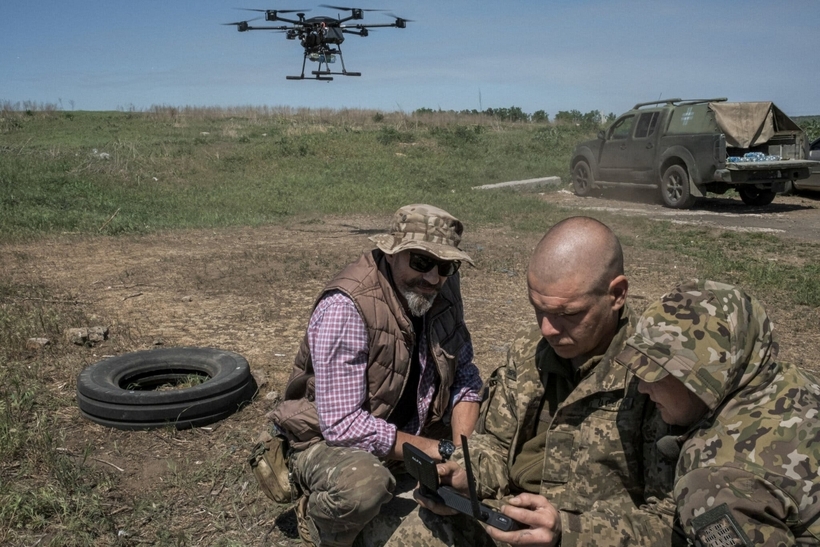 Các binh sĩ thuộc Lữ đoàn tấn công số 92 đang thử nghiệm UAV Vampire trên một cánh đồng ở Donetsk. Ảnh: NY Times