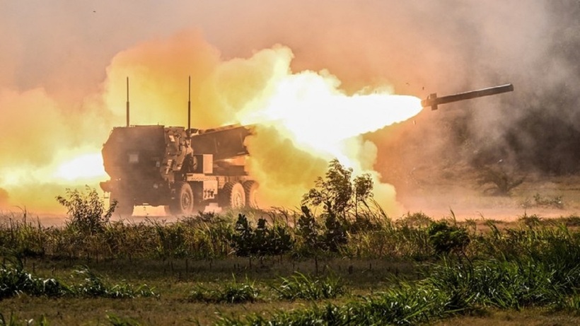 Một tên lửa được bắn bởi bệ phóng HIMARS do Mỹ sản xuất. Ảnh: Getty
