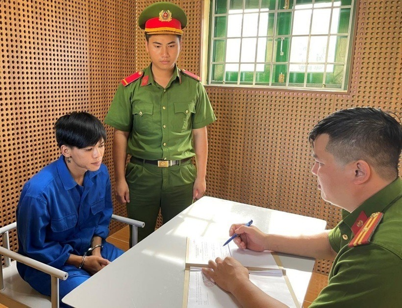 Cơ quan điều tra làm việc với Vũ Tuấn Anh. Ảnh: Trang Công an TP Đà Nẵng.