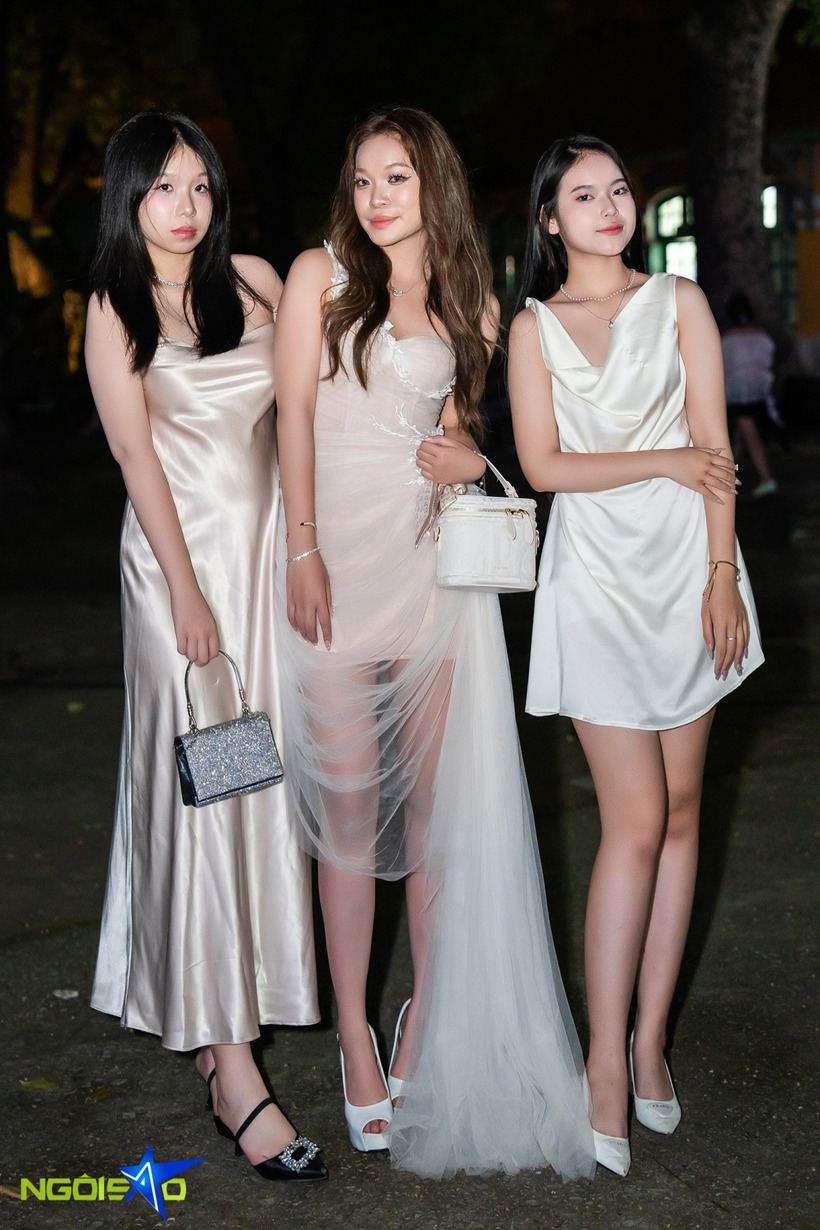 Những chiếc đầm dạ hội tôn vẻ trang nhã, hướng tới sự thanh lịch, nhẹ nhàng