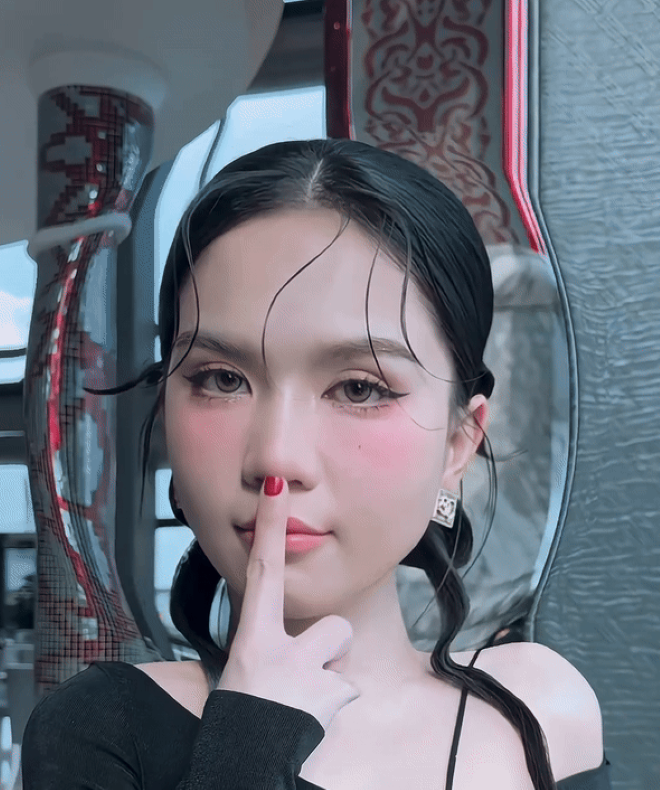 Ngọc Trinh dùng tay đẩy cong sóng mũi chứng minh bản thân chưa can thiệp "dao kéo".