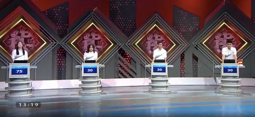 Vân Khanh nhanh chóng nhấn chuông trả lời từ khoá cần tìm là “Excel” để vươn lên dẫn đầu với 75 điểm.