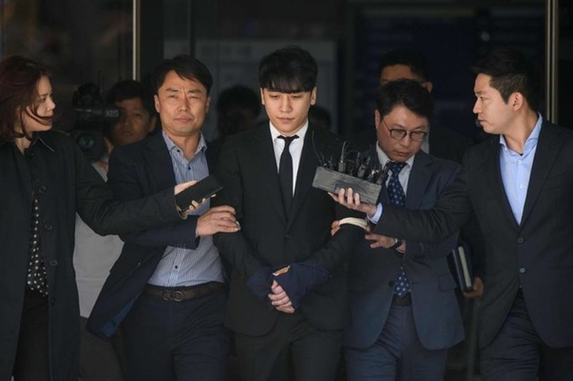 Seungri bị phạt 1 năm 6 tháng tù về 9 tội danh.
