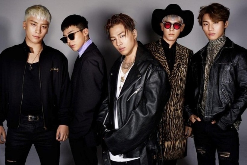 Do loạt bê bối, Seungri (bìa trái) đã bị nhiều người hâm mộ quay lưng. Cộng đồng fan của Big Bang cũng tuyên bố chỉ ủng hộ 4 thành viên còn lại của nhóm.