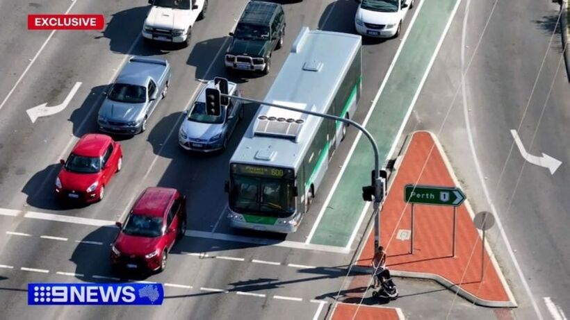 Cậu bé bị xe buýt kéo lê 300m. Ảnh: 9News