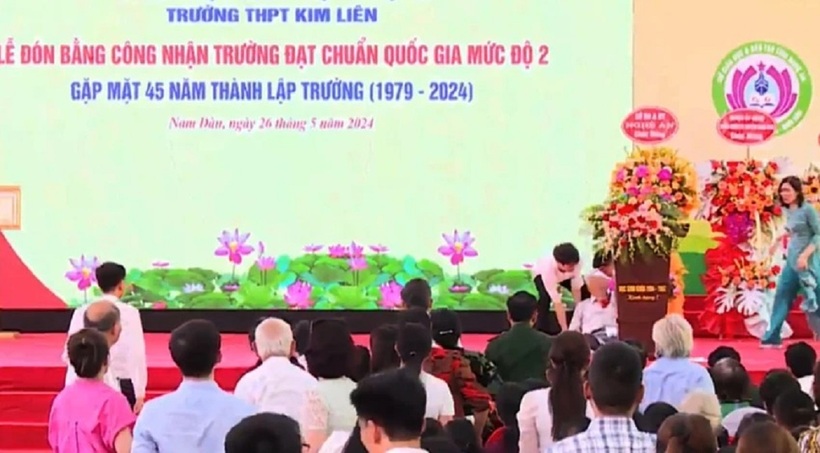 Thầy giáo nguyên hiệu trưởng Trường THPT Kim Liên đột quỵ khi đang phát biểu.