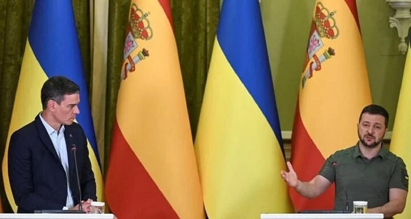 Thủ tướng Tây Ban Nha Pedro Sanchez và Tổng thống Ukraine Volodymyr Zelenskiy trong buổi họp báo. Ảnh: Reuters