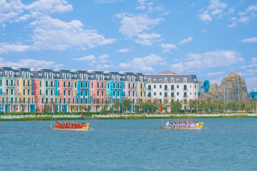 Hội đua Thuyền Rồng năm 2024 tại Khu du lịch Quốc tế Đồi Rồng thu hút đông đảo người dân và du khách tham gia