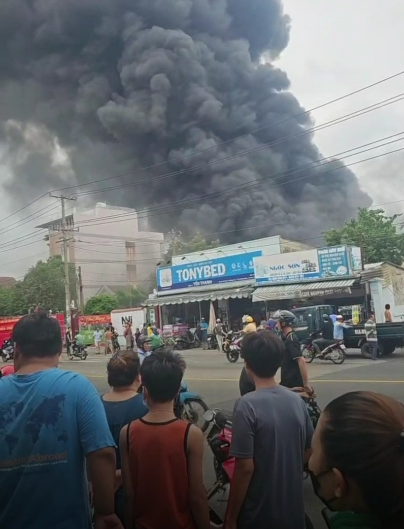 Theo đó, khoảng gần 8h ngày 28/5, khu nhà xưởng của 1 công ty trên đường ĐT 743B (gần trạm thu phí Bình Thung) thuộc phường Tân Đông Hiệp (TP.Dĩ An, tỉnh Bình Dương) bất ngờ bốc cháy. Ngọn lửa bùng phát dữ dội kèm theo nhiều tiếng nổ lớn khiến nhiều người dân hoảng sợ.