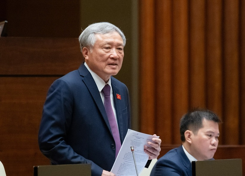 Chánh án TAND Tối cao Nguyễn Hòa Bình giải trình sáng 28/5 (Ảnh: Media Quốc hội).