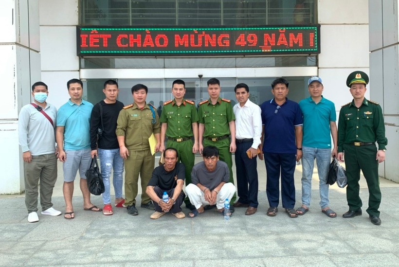 Các lực lượng chức năng dẫn giải, bàn giao Bún và một đối tượng truy nã khác qua cửa khẩu. Ảnh: Dân Trí