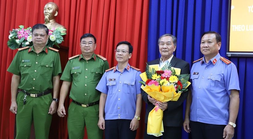 Đại diện VKSND 2 tỉnh An Giang và Long An xin lỗi ông Sơn. (Ảnh: VietnamNet)