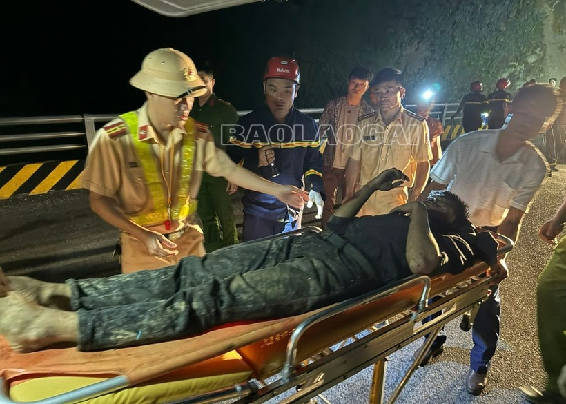 Hiện các cơ quan chức năng đang khám nghiệm hiện trường để điều tra làm rõ nguyên nhân vụ tai nạn.