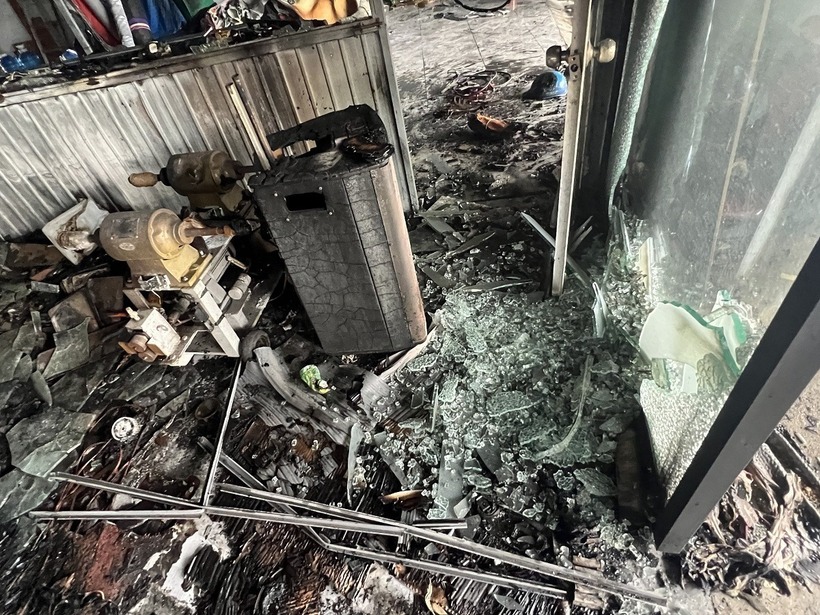 Nhận được tin báo, lực lượng phòng cháy chữa cháy đã huy động cán bộ, chiến sĩ cùng nhiều phương tiện chữa cháy chuyên dụng đến hiện trường để dập lửa.
