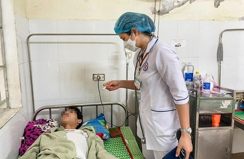 Bệnh nhân nghi ngộ độc sau khi ăn bánh mì. Ảnh: Thanh Niên