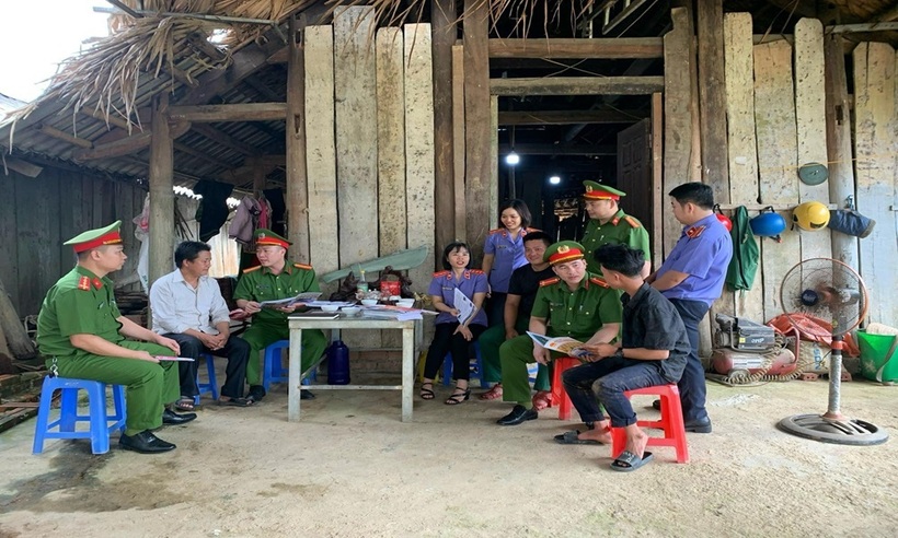 Lực lượng chức năng đang tuyên truyền phổ biến đến người dân phòng ngừa và xử lý khi phát hiện tội phạm.