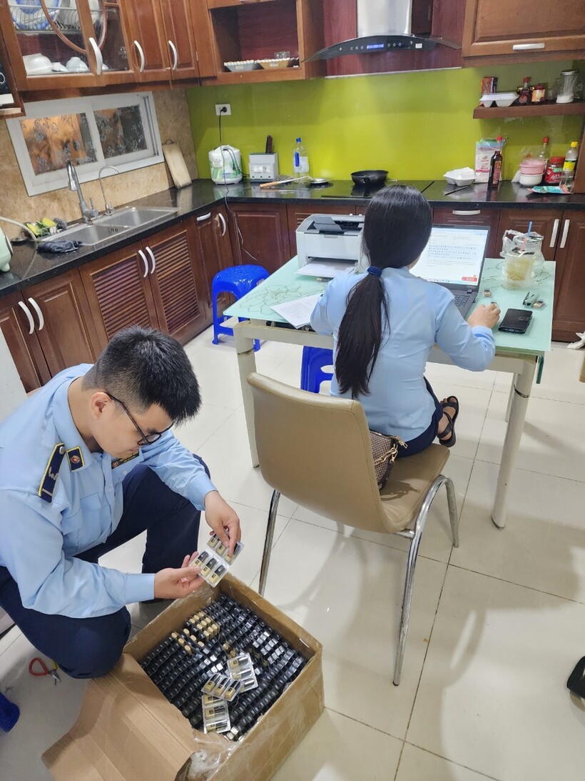 Đội QLTT số 24 tiến hành kiểm tra cơ sở kinh doanh vi phạm.