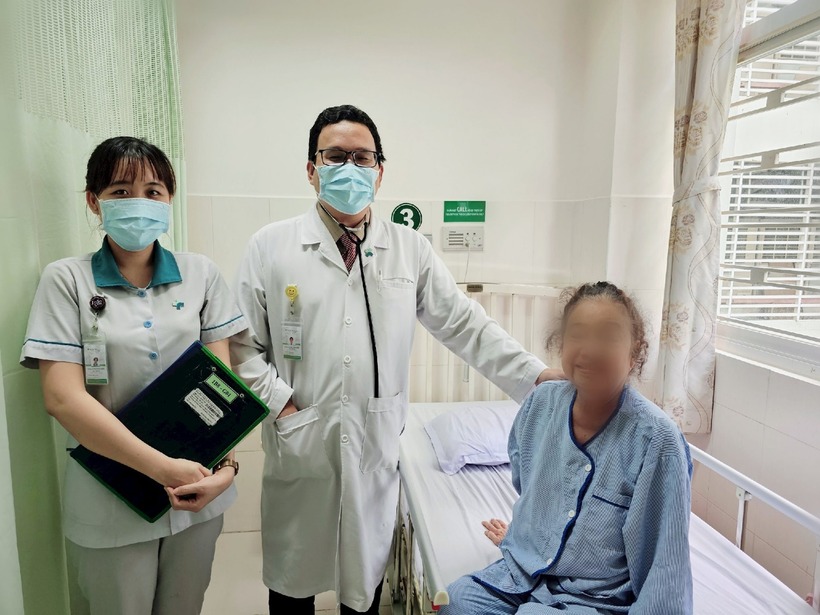 Sau thủ thuật một ngày, bệnh nhân giảm đau rõ rệt, có thể tự ngồi dậy được, sinh hoạt, đi lại nhẹ nhàng. Ảnh: Đại Đoàn Kết