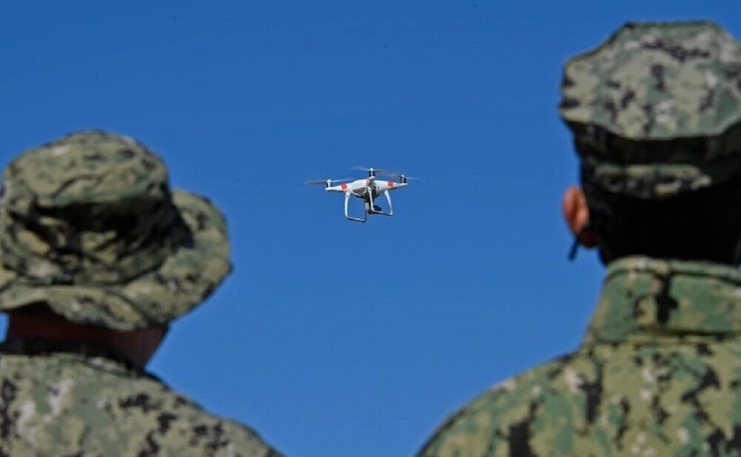 Lính hải quân Mỹ điều khiển UAV cỡ nhỏ. Ảnh: Hải quân Mỹ