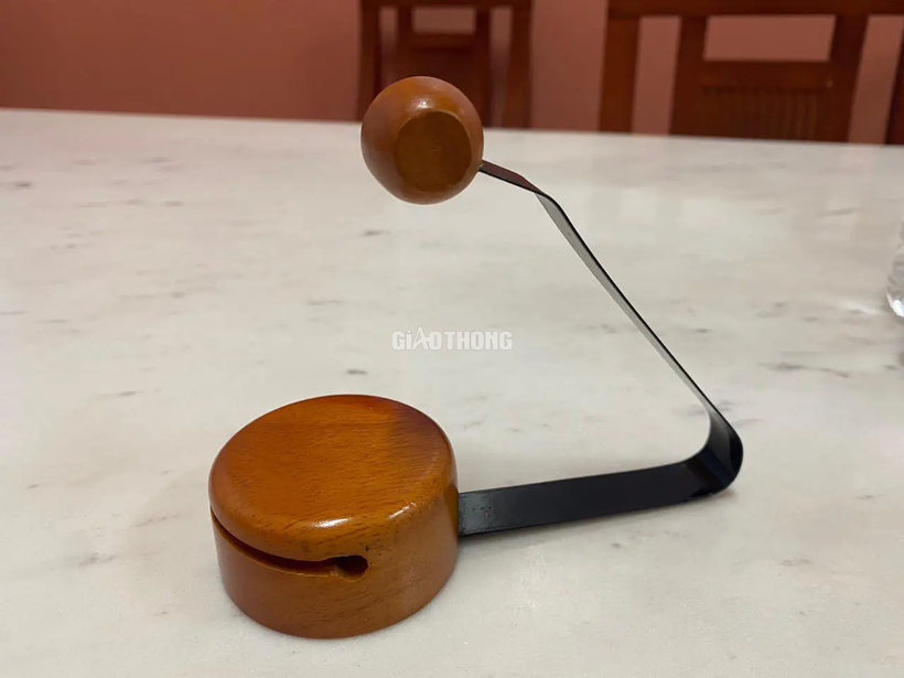 Dụng cụ âm nhạc hiệu trưởng sử dụng gây thương tích cho học sinh. Ảnh: Báo Giao thông.