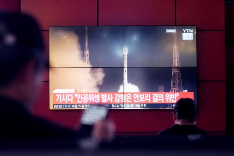 Hình ảnh vụ phóng tên lửa đẩy mang vệ tinh mới của Triều Tiên hôm 27/5. Ảnh: AP