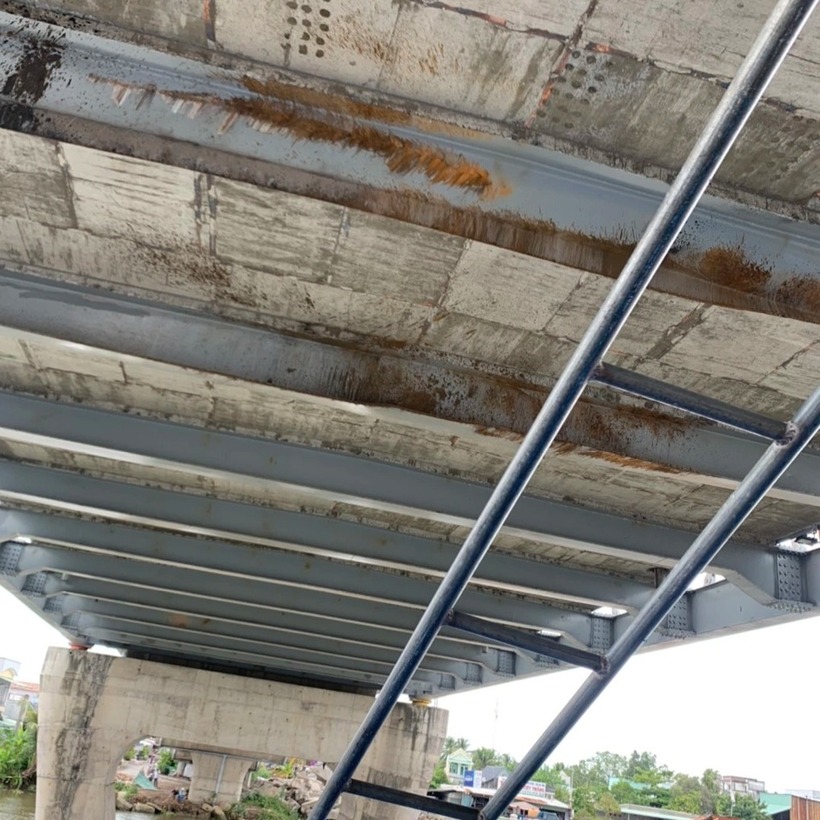 Các thanh dầm ngang bị tàu va chạm. (Ảnh: Dân trí)