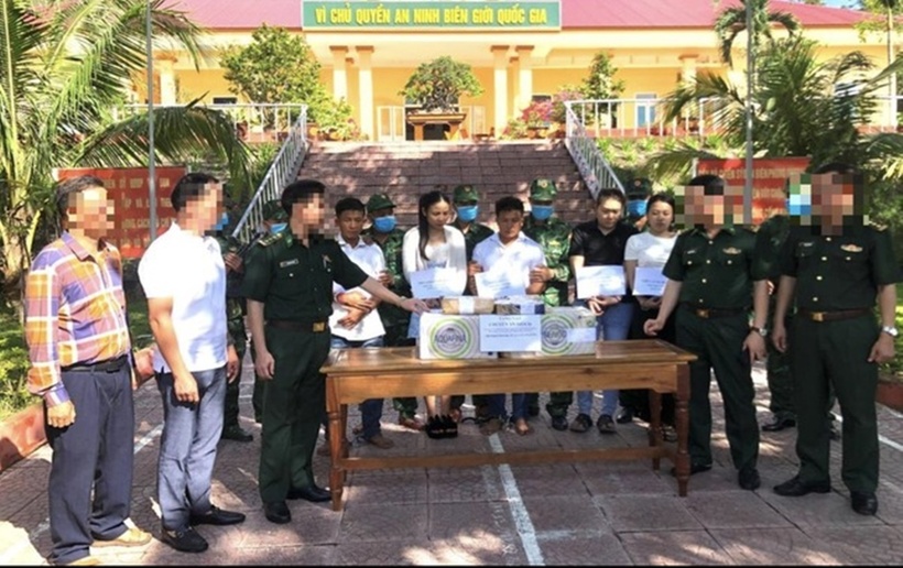 5 đối tượng bị bắt giữ cùng tang vật 100 bánh heroin. (Ảnh: Tiền phong)