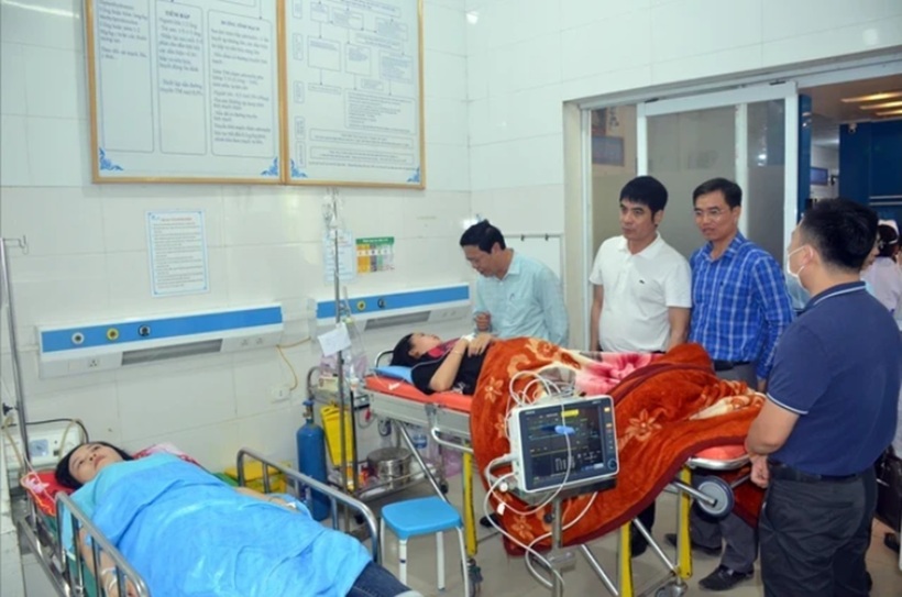 73 công nhân may ở Nghệ An nhập viện sau bữa ăn trưa. Ảnh: Thanh niên.