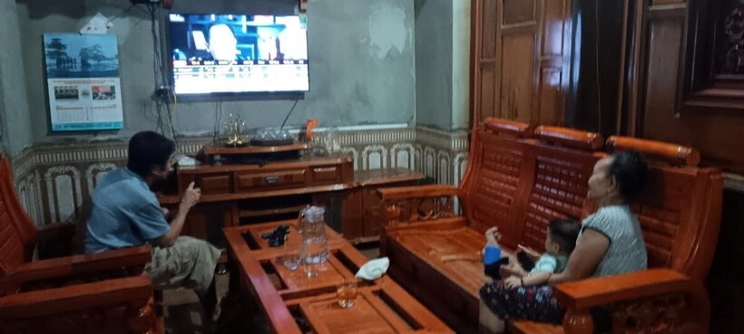 Bóng điện trong nhà được bừng sáng, niềm vui phấn khởi của người dân bản Khe Bu khi được tiếp cận công nghệ số