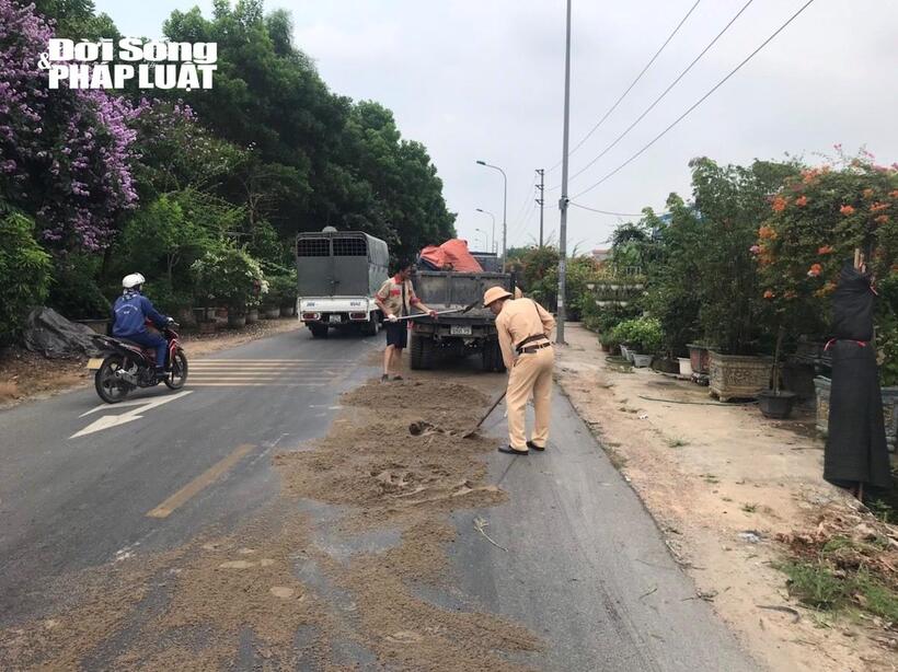 csgt-ha-noi-kip-thoi-xu-ly-vet-dau-loang-phong-ngua-tngt.jpg