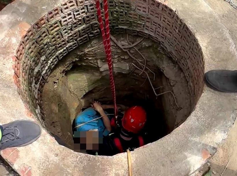 Lực lượng chức năng đã đưa được thi thể 2 nạn nhân lên khỏi giếng sâu. (Ảnh: BVPL)