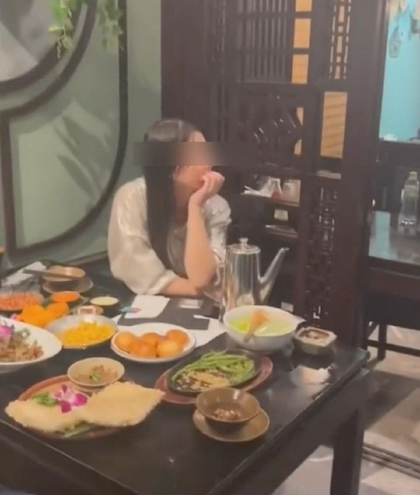 Chủ quán yêu cầu rửa bát trừ nợ, liền "rủ" luôn chủ quán rửa cùng mới chịu.